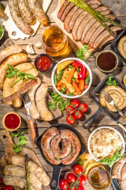 Kızarmış sosis çeşitleri. Bavyera, Frankfurt, Alman ızgara sosisleri, Oktoberfest ya da yaz barbekü partisi konsepti, eski ahşap masa arkaplan fotokopi alanı