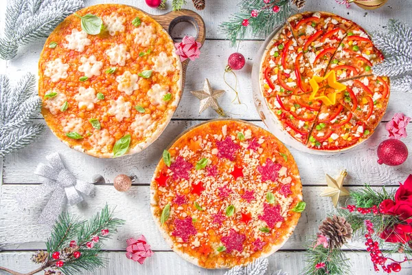 Świąteczna Pizza Zestaw Pizzy Domowej Roboty Dekoracją Świąteczną Serowe Płatki — Zdjęcie stockowe