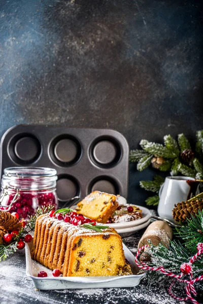 Traditionelle Weihnachtsbäckerei Festlicher Weihnachtsfruchtkuchen Mit Trockenfrüchten Likör Und Preiselbeerdekor Hausgemachte — Stockfoto