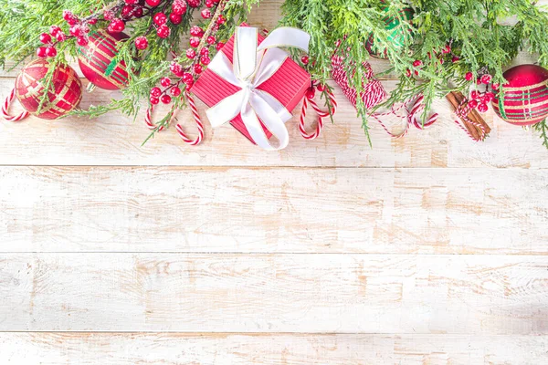 Sfondo Natale Festivo Con Rami Abete Bacche Invernali Rosse Decorazione — Foto Stock