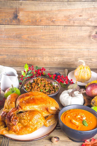 感恩节快乐的概念感恩节庆祝晚餐设置与传统的膳食和食物 土豆泥 越橘酱 南瓜汤 秋天的水果 — 图库照片