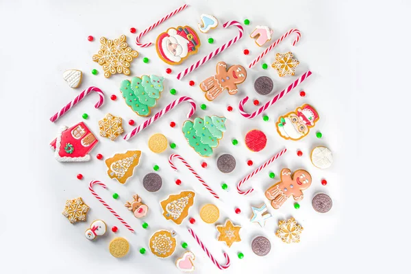 クリスマスのお菓子セット お祝いのクリスマスとお正月のお菓子 伝統的なキャンディとクッキーを盛り合わせ お菓子 ジンジャーブレッド お菓子 シンプルなパターントップビューとフラットレイ — ストック写真