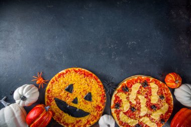 Cadılar Bayramı parti ya da şeker, Cadılar Bayramı karakterleri tarzında komik korkunç pizza - yarasalar, örümcekler, balkabağı, çedar, mozzarella ve siyah peynir.