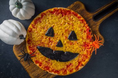 Cadılar Bayramı parti ya da şeker, Cadılar Bayramı karakterleri tarzında komik korkunç pizza - yarasalar, örümcekler, balkabağı, çedar, mozzarella ve siyah peynir.