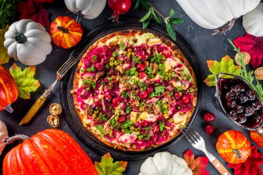 Şükran Günü arta kalan pizza, klasik hindili turta ya da pizza şeklinde sandviç.