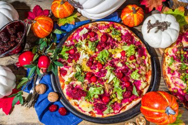 Şükran Günü arta kalan pizza, klasik hindili turta ya da pizza şeklinde sandviç.