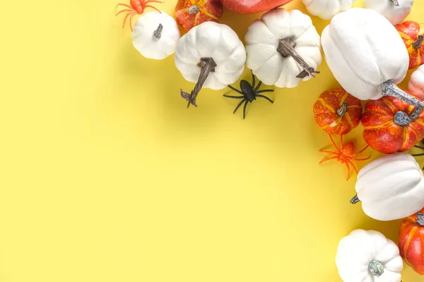 Halloween Dekoration Hintergrund Mit Kürbissen Spinnen Auf Weißem Tischhintergrund Ansicht — Stockfoto