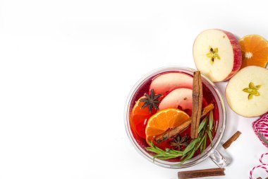 Ev yapımı sıcak şarap kokteyli. Klasik kış baharatlı sıcak sıcak sıcak şaraplı çeşitli cam bardaklar, beyaz arka plandaki malzemeler üst görünüm kopya alanı