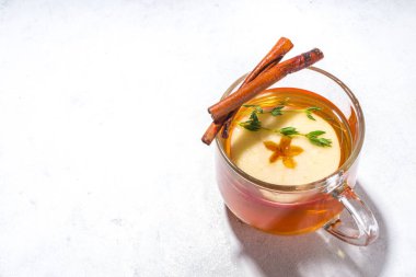 Sonbahar sıcak elma suyu kokteyli, tarçınlı elma çayı ve kekik, beyaz arka plan fotokopi alanı üst görünümü