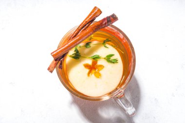 Sonbahar sıcak elma suyu kokteyli, tarçınlı elma çayı ve kekik, beyaz arka plan fotokopi alanı üst görünümü