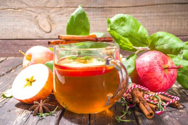 Sonbahar sıcak elma suyu kokteyli, tarçınlı elma çayı ve kekik, ahşap arka plan fotokopi alanı üst görünümü