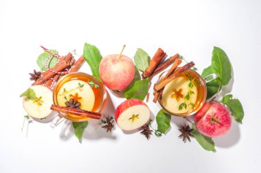 Sonbahar sıcak elma suyu kokteyli, tarçınlı elma çayı ve kekik, beyaz arka plan fotokopi alanı üst görünümü