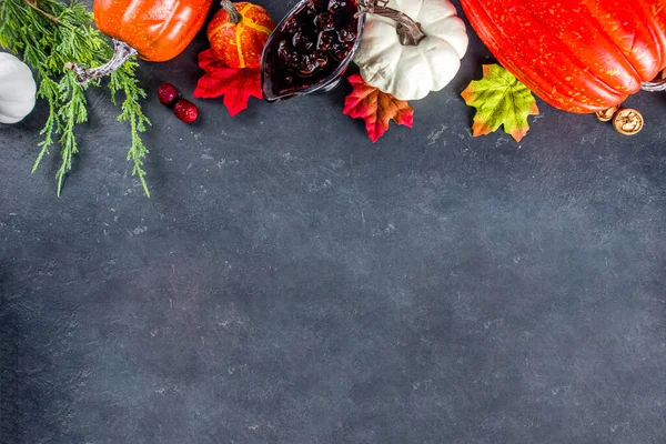 Feierlicher Erntedank Feiertag Hintergrund Weiße Orangefarbene Kürbisse Bunte Herbstblätter Beeren — Stockfoto