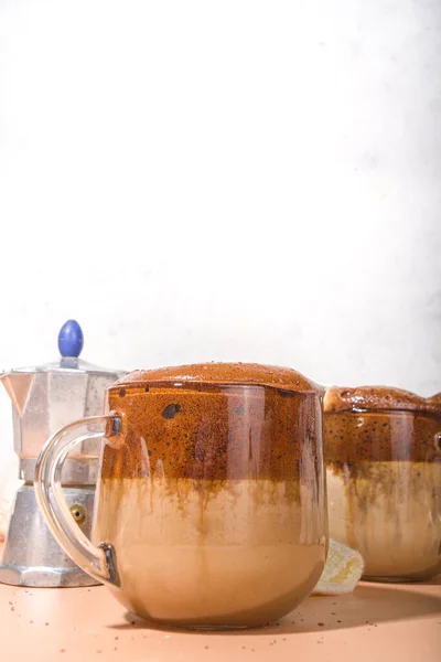 秋天的暖饮自制辣南瓜柳条达戈纳咖啡拿铁 速溶咖啡和南瓜香料 — 图库照片