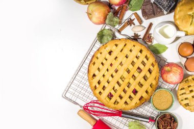 Sonbahar pastası ve kek pişirme arka planı. Tatlı elma, ceviz, kabak kabağı turtaları fırın malzemeleri ve çatal bıçakları, beyaz masa arkaplanı fotokopi alanı