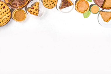 Sonbahar turtalarını hazırla. Fındık, elma, balkabağı küçük tart kekleri ve parlak güneş ışığıyla beton arka planda turtalar, koyu gölgeler üst manzara 