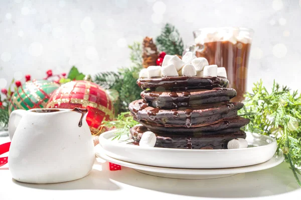 Weihnachtliches Frühstück Schokolade Pfannkuchen Heiße Schokolade Pfannkuchen Mit Schokoladensauce Und — Stockfoto