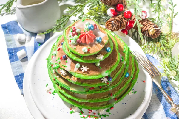 Stapelweise Grüne Frühstückspfannkuchen Wie Ein Weihnachtsbaum Mit Zuckerstreusel Festliches Weihnachtsfrühstück — Stockfoto