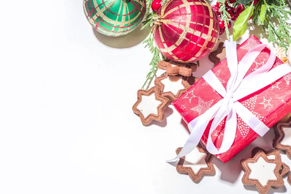 圣诞贺卡背景图 附有圣诞彩带的圣诞树球 装饰品 红色礼品盒 冷杉树 姜饼和饼干 背景图效果 复制空间 — 图库照片