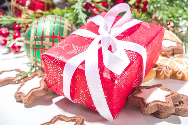 Χριστουγεννιάτικη Κάρτα Φόντο Μπάλες Χριστουγεννιάτικο Δέντρο Διακοσμήσεις Κόκκινο Κουτί Δώρου — Φωτογραφία Αρχείου