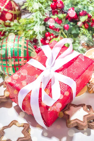 Різдвяний Вітальна Листівка Фон Кулями Ялинки Прикрасами Червоною Подарунковою Коробкою — стокове фото