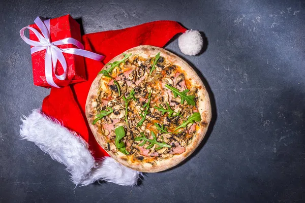 Boże Narodzenie Urządzone Tło Pepperoni Grzyby Pizza Dostawa Restauracja Xmas — Zdjęcie stockowe