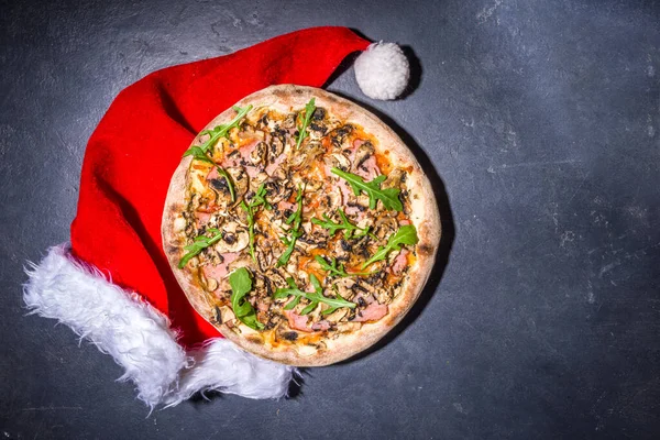 Boże Narodzenie Urządzone Tło Pepperoni Grzyby Pizza Dostawa Restauracja Xmas — Zdjęcie stockowe