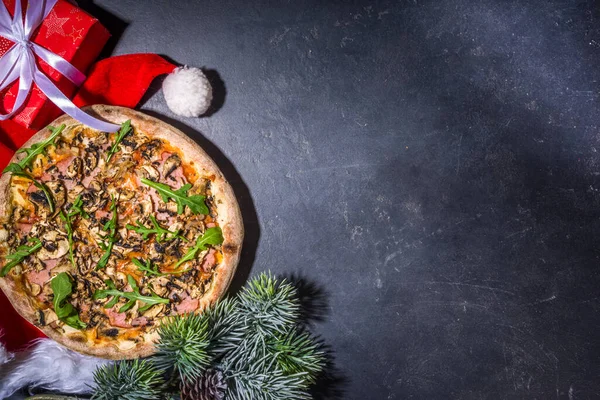 Boże Narodzenie Urządzone Tło Pepperoni Grzyby Pizza Dostawa Restauracja Xmas — Zdjęcie stockowe