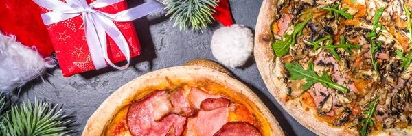 Fondo Decorado Navidad Con Pizza Pepperoni Champiñones Entrega Restaurante Almuerzo — Foto de Stock