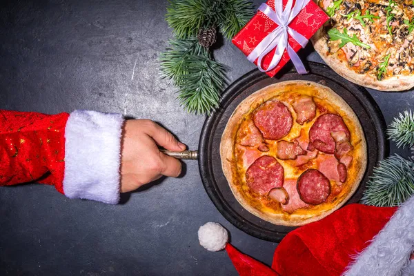 Fondo Decorado Navidad Con Pepperoni Champiñones Pizza Con Las Manos — Foto de Stock