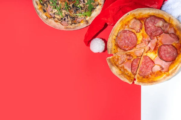 Kerst Versierde Achtergrond Met Pepperoni Champignons Pizza Levering Restaurant Xmas — Stockfoto