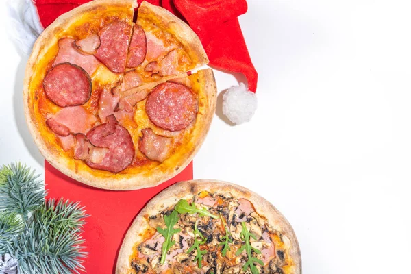 Fondo Decorado Navidad Con Pepperoni Champiñones Pizza Entrega Restaurante Almuerzo — Foto de Stock