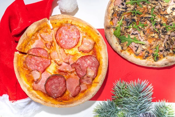 Boże Narodzenie Urządzone Tło Pepperoni Grzyby Pizza Dostawa Restauracja Boże — Zdjęcie stockowe