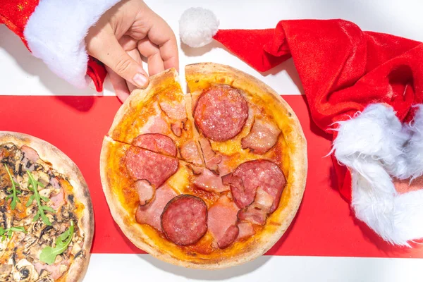 Pepperoni Pizza Grzybami Rąk Mikołaja Wziąć Kawałek Pizzy Dostawa Restauracja — Zdjęcie stockowe