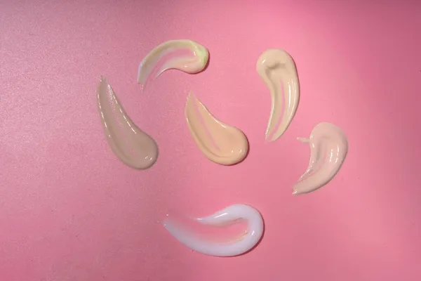 Concealer Foundation Creme Amostras Esfregaços Variados Diferentes Tons Fundo Moderno — Fotografia de Stock