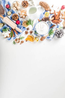 Noel pastası geçmişi. Noel yemeği malzemeleri beyaz masada. Noel pastası, kurabiye ve kek pişirmek için gerekli malzemeler, beyaz masada düz konum, fotokopi alanı ile üst görünüm
