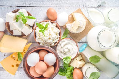 Çeşitli Taze Süt Ürünleri - süt, süzme peynir, peynir, yumurta, yoğurt, ekşi krema, ahşap zeminde tereyağı