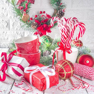  Köknar ağacı dalları, Noel süslemeleri ve takıları ile şenlikli kompozisyon, şenlikli kurdeleler, sıcak çikolata için Xmas şekerlemeleri ve kupalar, beyaz arkaplan kopyalama alanı