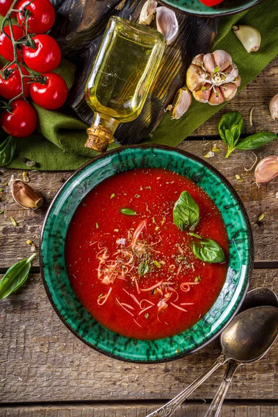 Zomer Zelfgemaakte Koude Tomatensoep Verse Gazpacho Tomatenpuree Soep Met Parmezaanse — Stockfoto