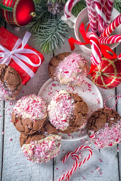 Domácí Čokoládové Popraskané Sušenky Namočené Bílé Čokoládě Kousky Cukrové Třtiny — Stock fotografie