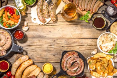 Kızarmış sosis çeşitleri. Bavyera, Frankfurt, Alman ızgara sosisleri, Oktoberfest ya da yaz barbekü partisi konsepti, eski ahşap masa arkaplan fotokopi alanı