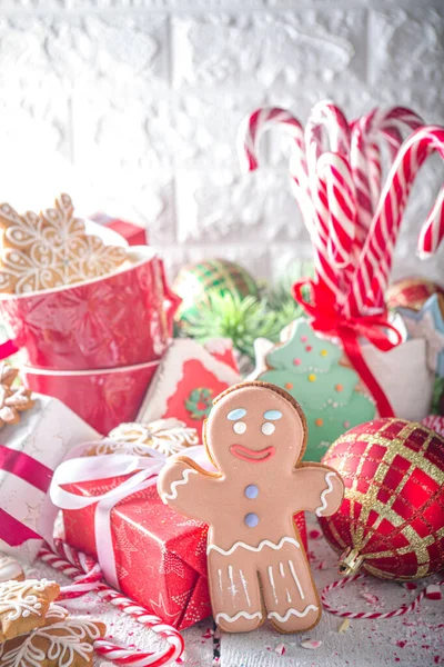 Biscotti Pan Zenzero Natale Con Tazze Festive Cioccolata Calda Decorazioni — Foto Stock