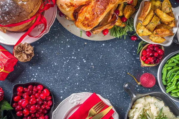 Cena Pavo Navidad Año Nuevo Pavo Horno Con Papas Bayas —  Fotos de Stock