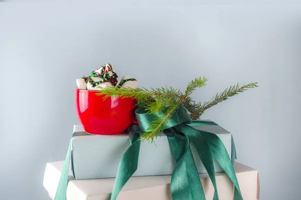 Gran Pila Regalos Navidad Con Chocolate Caliente Permanecer Como Pedestal — Foto de Stock