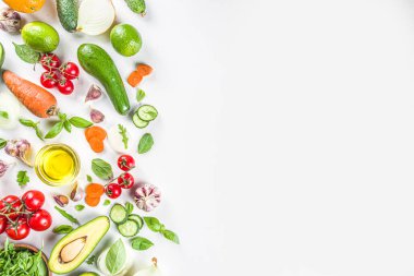 Organik taze çiğ sebzeler. Çeşitli sebze salatası içerikli sağlıklı yemek pişirme geçmişi. Vejetaryen taze çiğ gıda konsepti. Üst görünüm, alanı kopyala
