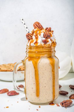 Cevizli börek. Geleneksel sonbahar turtası aromalı çılgın sallama kokteyli, beyaz arkaplan kopyalama alanı