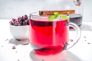 Cam bardakta kırmızı amber çayı. Sağlıklı organik içecek fotokopi alanı