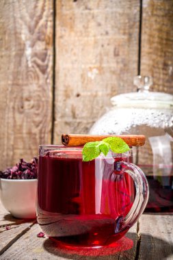 Cam bardakta kırmızı amber çayı. Sağlıklı organik içecek fotokopi alanı