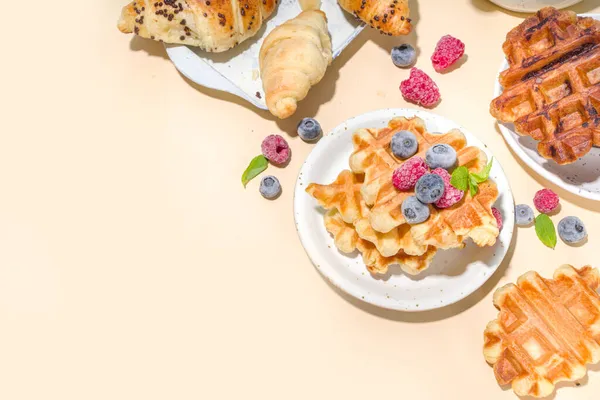 Moderne Desserttroffle Mischung Aus Croissants Und Waffeln Blätterteigpfanne Mit Beeren — Stockfoto