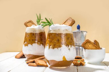 Bisküvi kahveli latte, kurabiye, kurabiye, krema ve biberiye dekoru. 
